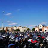 A partire dalle ore 16 del 4 settembre, una folla di oltre 300 motociciclisti sono entrati nella parrocchia Nativit� di Nostro Signore di Catino per assistere ai funerali di Tommy Vessia

